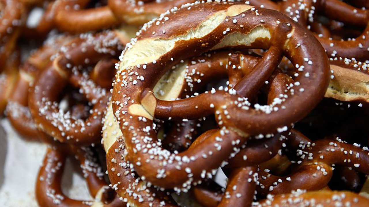 Students served pretzels covered in oven cleaner, lawsuit claims — Garden City Schools news